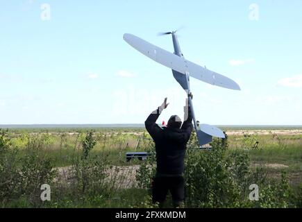 REGION RIVNE, UKRAINE - 26. MAI 2021 - Ein Teilnehmer wird während der Übung der Unterrichtsmethoden zum Einsatz von Truppen (Truppen) gesehen Stockfoto