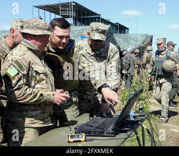 REGION RIVNE, UKRAINE - 26. MAI 2021 - die Teilnehmer werden während der Übung der Unterrichtsmethoden über das Verfahren für den Einsatz von Truppen (Truppen) gesehen Stockfoto