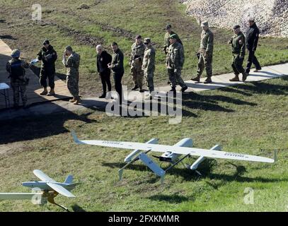 RIVNE REGION, UKRAINE - 26. MAI 2021 - UKRSPECSYSTEMS Aufklärungs-und Streik unbemannten Luftfahrzeug wird während der Instruktionsmethoden gesehen abk Stockfoto