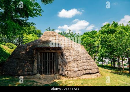 Gimhae, Korea - 24. April 2021 : Quelle des Bonghwangdae Parks, Archäologische Stätte in Bonghwang-dong Stockfoto