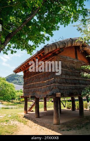 Gimhae, Korea - 24. April 2021 : Quelle des Bonghwangdae Parks, Archäologische Stätte in Bonghwang-dong Stockfoto