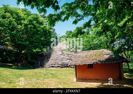 Gimhae, Korea - 24. April 2021 : Quelle des Bonghwangdae Parks, Archäologische Stätte in Bonghwang-dong Stockfoto