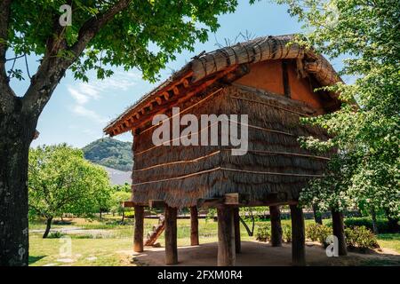 Gimhae, Korea - 24. April 2021 : Quelle des Bonghwangdae Parks, Archäologische Stätte in Bonghwang-dong Stockfoto