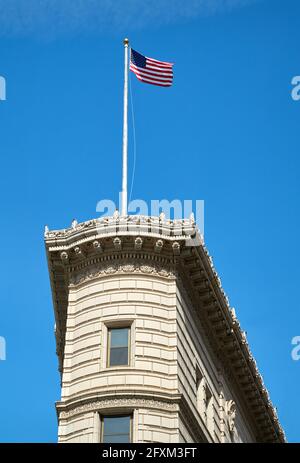Seattle, Washington, USA - 17. April 2018. Times Square Building Flagge.das historische Times Square Gebäude und Flagge in der Innenstadt. Seattle, Washington, Stockfoto