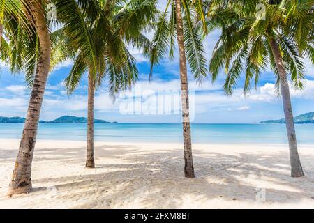 Patong Strand in Phuket, Thailand. Phuket ist ein beliebtes Reiseziel, das für seine Strände bekannt ist. Stockfoto