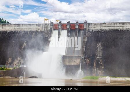 Der Damm Khun Dan Prakarn Chon ist ein Damm mit Wasserkraftwerk und Bewässerung und Hochwasserschutz im Bezirk Nakhon Nayok Provinz, T Stockfoto