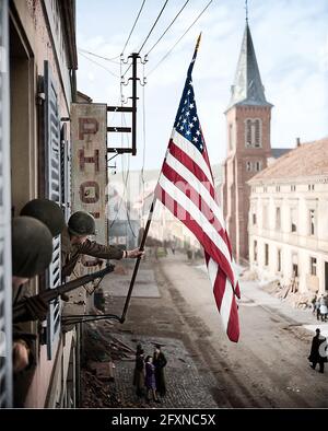 Kapitän Thomas H. Garahan von der „Easy“ Company, 2. Bataillon, 398. Infanterie-Regiment, 100. Infanterie-Division, 7. US-Armee, Einen amerikanischen Flockenthalt halten Stockfoto