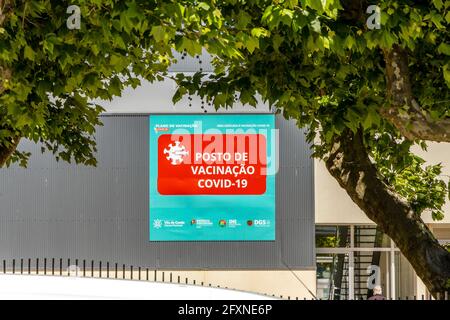 Vila do Conde, Portugal - 4. Mai 2021: Schild des Impfzentrums Covid-19 auf dem öffentlichen Gebäude Stockfoto