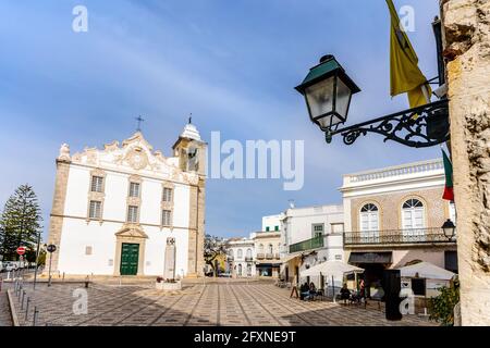 Platz mit weißer, alter Kirche und Denkmal in Olhao, Algarve, Portugal Stockfoto