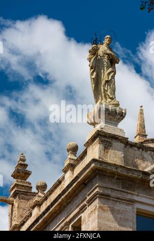 Valencia, Spanien, 17. April 2021: Statue von San Francisco de Borja, auf der Kirche der Heiligen Juanes, neben dem zentralen Markt Stockfoto