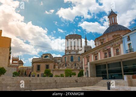 Valencia, Spanien, 17. April 2021: Rückseite der Kathedrale, achteckige gotische Kuppel, Fenster und durchsichtiger Alabasterstein, der Glockenturm dahinter und der d Stockfoto