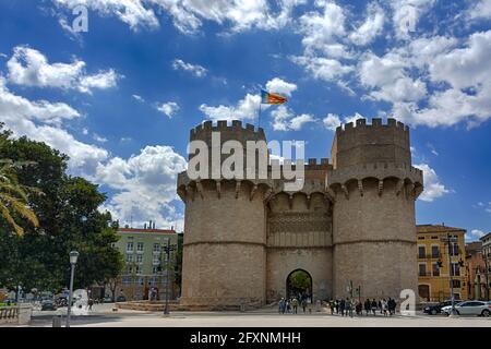 Valencia, Spanien, 17. April 2021: Torres de Serranos oder Serranos Türme, 33 Meter hoch, altes Haupttor der mittelalterlichen Stadtmauer, erbaut von den Archi Stockfoto