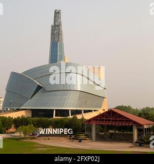 Das Canadian Museum for Human Rights in der kanadischen Provinz Windnipeg in Manitoba. Das Museum wurde vom Architekten Antoine Predock entworfen und steht an den Forks. Stockfoto