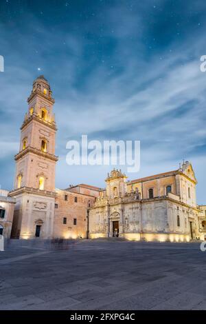 Glockenturm und Kathedrale bei Nacht, Piazza del Duomo, Lecce, Salento, Apulien, Italien, Europa Stockfoto