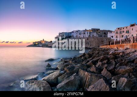 Sonnenaufgang über der Altstadt von Vieste auf der Landzunge am Meer, Provinz Foggia, Nationalpark Gargano, Apulien, Italien, Europa Stockfoto