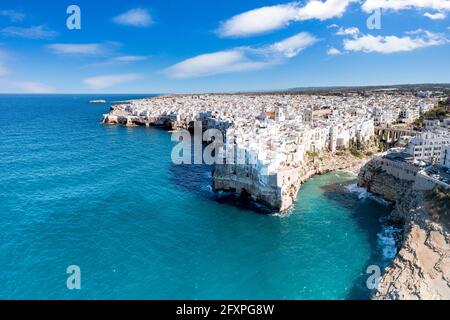 Luftaufnahme des kristallklaren Meeres, das Polignano a Mare auf Klippen, Provinz Bari, Apulien, Italien, Europa umgibt Stockfoto