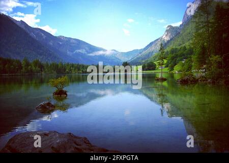 Blick auf den Hintersee in den bayerischen Alpen, Deutschland. Am Hintersee bei Berchtesgaden, nahe Ramsau, Oberbayern, Bayern, Deutschland. Stockfoto