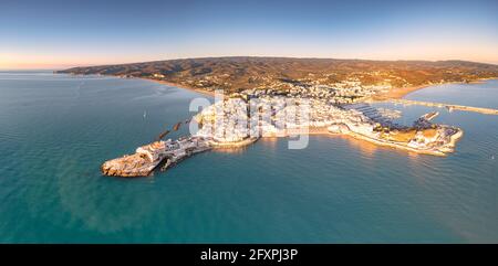 Luftaufnahme von Vieste bei Sonnenaufgang im Sommer, Provinz Foggia, Nationalpark Gargano, Apulien, Italien, Europa Stockfoto