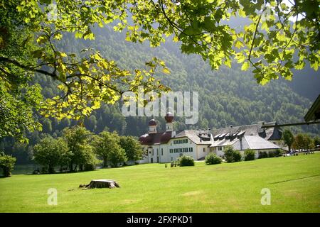 Bergidylle in der Nähe des Königssees in den bayerischen Alpen, Deutschland. St. Bartholomä Kirche am Ufer des Königsssees im Berchtesgadener Land in Bayern. Stockfoto