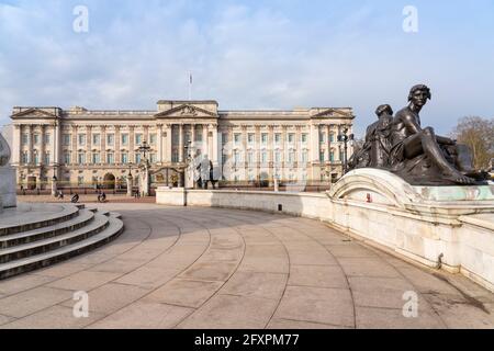 Buckingham Palace vom Victoria Memorial aus gesehen, London, England, Großbritannien, Europa Stockfoto