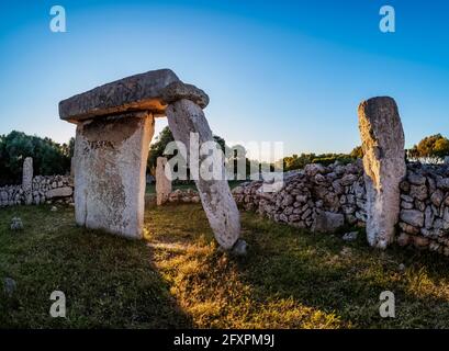 Taula bei Sonnenuntergang, archäologische Stätte von Talati de Dalt, Menorca (Menorca), Balearen, Spanien, Mittelmeer, Europa Stockfoto