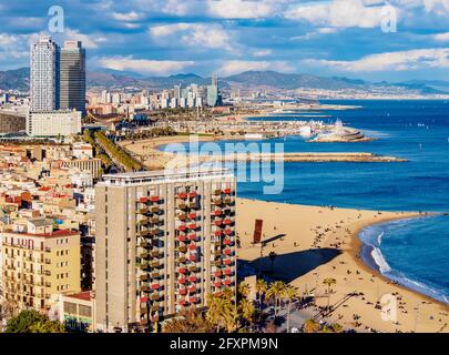 Stadtbild mit der Küste und Barceloneta Beach, erhöhte Aussicht, Barcelona, Katalonien, Spanien, Europa Stockfoto