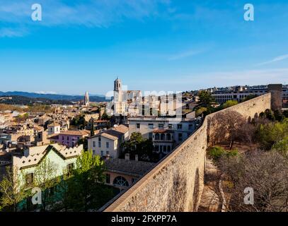 Skyline der Altstadt mit der Kathedrale von der Stadtmauer aus gesehen, Girona (Gerona), Katalonien, Spanien, Europa Stockfoto