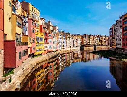 Farbenfrohe Häuser spiegeln sich im Fluss Onyar, Girona (Gerona), Katalonien, Spanien, Europa Stockfoto