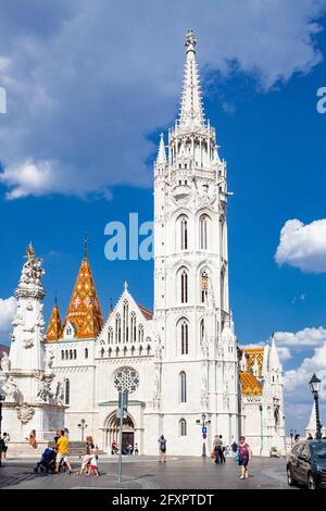 Die Kirche der Himmelfahrt der Budaer Burg (Matthiaskirche) befindet sich auf dem Platz der Heiligen Dreifaltigkeit, Budapest, Ungarn, Europa Stockfoto