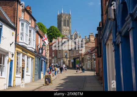 Blick auf die Straße zum Steep Hill und dem zentralen Turm der Lincoln Cathedral, Lincoln, Lincolnshire, England, Vereinigtes Königreich, Europa Stockfoto