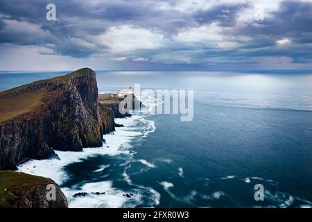 Langzeitbelichtung am Leuchtturm von Neist Point und seinem Vorgebirge, Isle of Skye, Inner Hebrides, Schottland, Vereinigtes Königreich, Europa Stockfoto