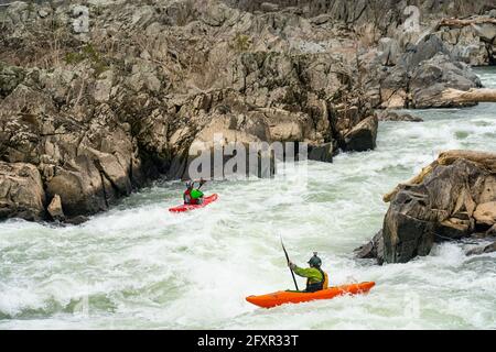 Wildwasserkajaker laufen den letzten Tropfen der Fischleiter auf den Great Falls des Potomac River, Maryland, Vereinigte Staaten von Amerika, Nordamerika Stockfoto