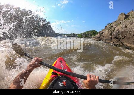 Der Fotograf Skip Brown surft mit seinem Kajak auf einer Wildwasserwelle am Potomac River, der Grenze zwischen Virginia und Maryland, USA, Nordamerika Stockfoto