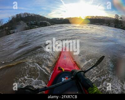 Der Fotograf Skip Brown surft mit seinem Kajak auf einer Wildwasserwelle am Potomac River an der Grenze zwischen Virginia und Maryland, USA, Nordamerika Stockfoto