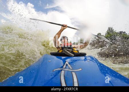 Der Fotograf Skip Brown surft mit seinem Wildwasser-Kajak auf dem Potomac River unterhalb der Great Falls, Virginia, USA, Nordamerika Stockfoto