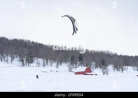 Snowkiten auf einem schneebedeckten Farmfeld in Canaan Valley, West Virginia, USA, Nordamerika Stockfoto