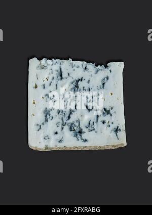 Französischer Käse namens Roquefort, Käse aus Ewe-Milch auf schwarzem Hintergrund isoliert. Stockfoto