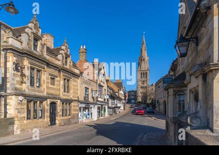 Blick auf die High Street und All Saints Church, Stamford, South Kesteven, Lincolnshire, England, Vereinigtes Königreich, Europa Stockfoto