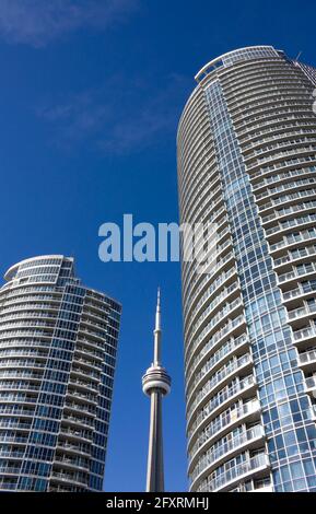 CN Tower neben der Eigentumswohnung in toronto gegen klaren blauen Himmel Stockfoto