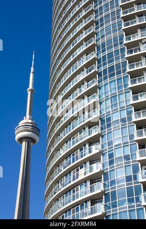 CN Tower neben der Eigentumswohnung in toronto gegen klaren blauen Himmel Stockfoto