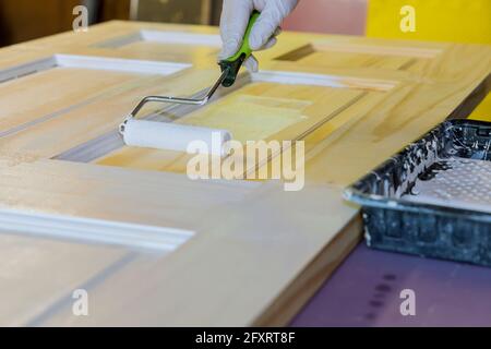 Zimmermann Zimmermann arbeitet Malerei eine Holztür Stockfoto