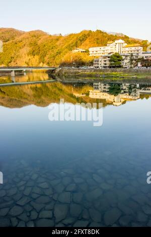 Wunderschöne Spiegelung des Flussufers am Nishiki River. Stockfoto