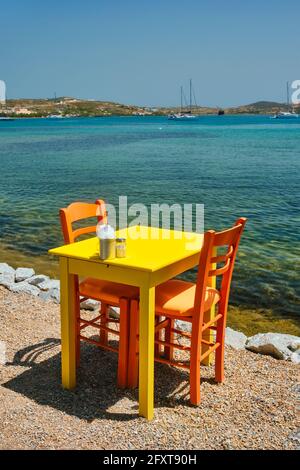 Café Tableon Strand in Adamantas Stadt auf Milos Insel mit Ägäis mit Booten im Hintergrund Stockfoto