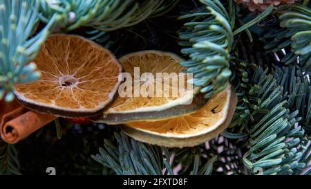 Weihnachten Neujahr ökologische Dekorationen, Fichtenzweig und getrocknete Orangen Stockfoto