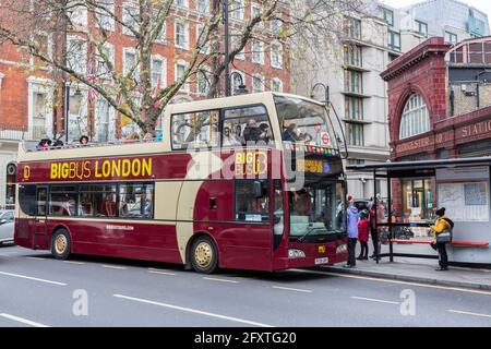 Steigen Sie an der Haltestelle Gloucester Road, London, England, Großbritannien, ein und aus Big Bus Stockfoto