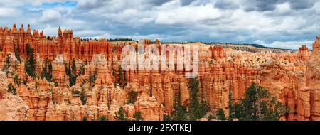 Bryce Canyon, Utah, USA. Panoramablick auf das Bryce Amphitheater mit unzähligen Hoodoos unter wolkenverhanktem Himmel. Stockfoto