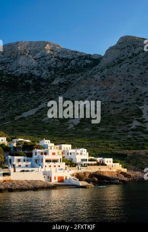 Die Stadt Kamares mit traditionellen weißen Häusern auf der Insel Sifnos bei Sonnenuntergang. Griechenland Stockfoto