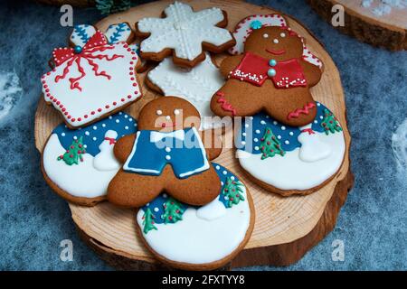 Weihnachts-Lebkuchen auf einer Holzbar. Backen in Form von Männern, Padaoks, Sternen und Bildern Stockfoto