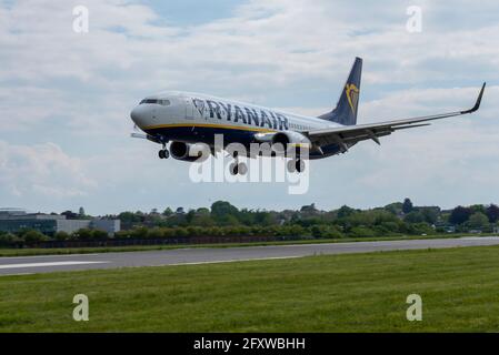 London Southend Airport, Essex, Großbritannien. Mai 2021. Nach der Schließung des Stützpunktes von easyJet in Southend im Sommer 2020 und der Annullierung der Ryanair-Flüge nach dem letzten Service am 8. Januar dieses Jahres waren auf dem Flughafen Essex keine Passagierflüge mehr vorhanden, was sich in finanzieller Hinsicht erheblich negativ auf den Flughafen ausgewirkt hat. Heute sind zwei Ryanair Boeing 737-Jets für die Wiederaufnahme des Flugverkehrs nach der Aufhebung der Reisebeschränkungen durch COVID 19 bereit gelandet. Die erste Abfahrt ist für den 06:35 nach Alicante, Spanien, am 28. Mai geplant. Die erste der beiden ist abgebildet Landung Stockfoto