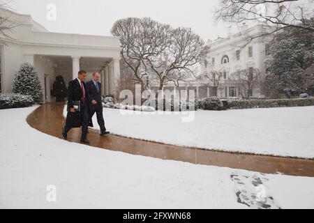 Präsident Barack Obama verlässt das Weiße Haus mit seinem Legislativdirektor Phil Shiliro auf dem Weg zum US-Kapitol, um sich mit republikanischen Kongressmitgliedern zu treffen, 27. Januar 09.Offizielles Foto des Weißen Hauses von Pete Souza Stockfoto